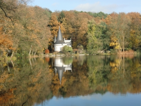 Wegberg-Dalheim : Anton-Raky-Straße, Raky-Weiher mit Pförtnerhaus der früheren Raky-Villa bzw. Raky-Schlösschen